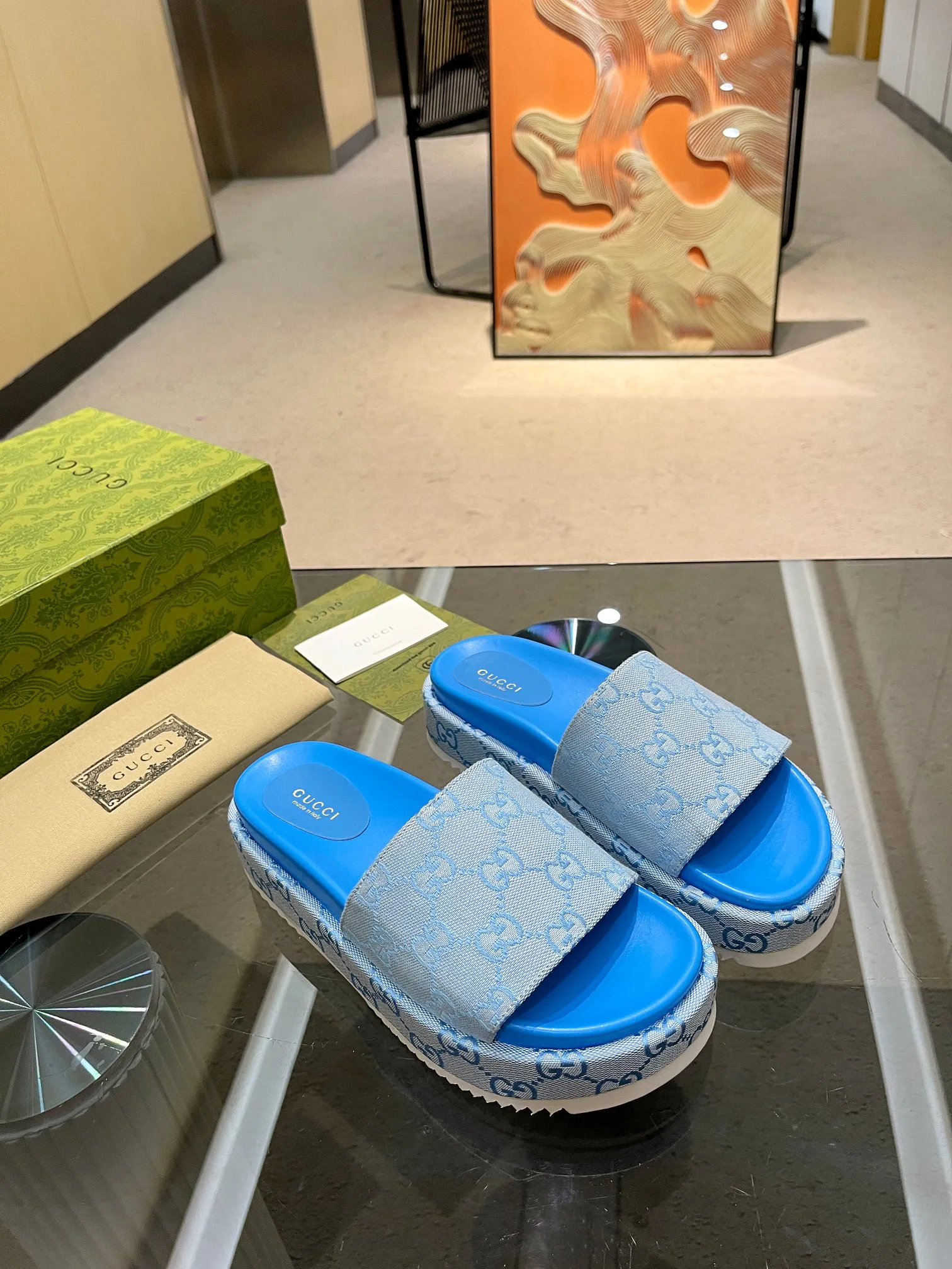 👟👟Ex-factory price 400👟👟 Shipped throughout the year, 200 colors] Gucci’s latest limited edition thick-soled slippers. Top quality for sale. Purchase genuine product for development. The material and workmanship are consistent with the original. Upper: original special printing process. Lining: dyed sheepskin. Outsole: Italian private model outsole. Size: 35-43M standard size. 41, 42, 43 are also customized and cannot be returned. Sole thickness: 5.5cm. Forefoot 4cm.